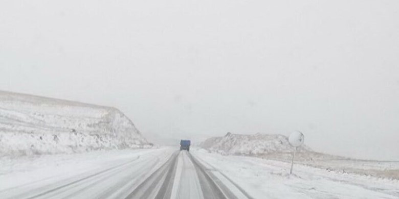 بارش اولین برف بهاری در اتوبان تبریز- اهر